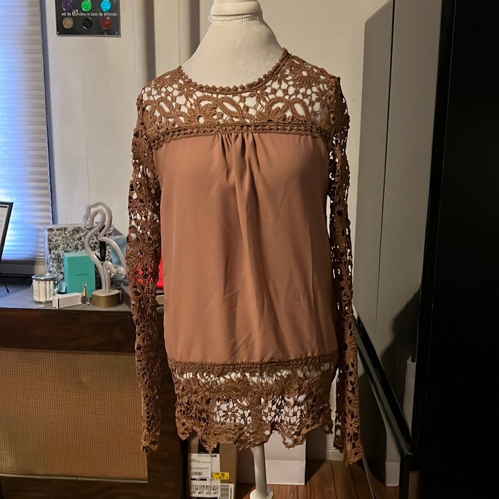 🆑FINAL PRICE‼️ Tan/brown lightweight blouse with lace sleeves and lace trim